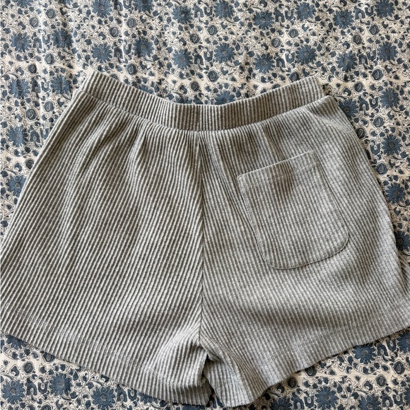 ALO Yoga Ribbed V-Neck Crop Top and Matching Shorts — Gray - Picture 3 of 3